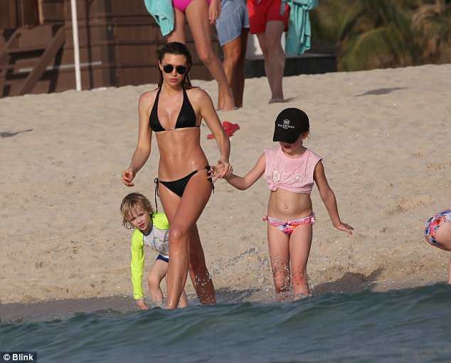 Abbey Clancy thon thả đáng kinh ngạc sau 4 tháng sinh con - 10 Abbey Clancy thon thả đáng kinh ngạc sau 4 tháng sinh con - 10