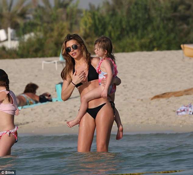 Abbey Clancy thon thả đáng kinh ngạc sau 4 tháng sinh con - 12 Abbey Clancy thon thả đáng kinh ngạc sau 4 tháng sinh con - 12