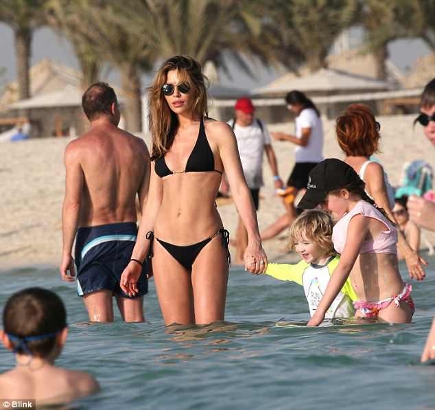 Abbey Clancy thon thả đáng kinh ngạc sau 4 tháng sinh con - 13 Abbey Clancy thon thả đáng kinh ngạc sau 4 tháng sinh con - 13