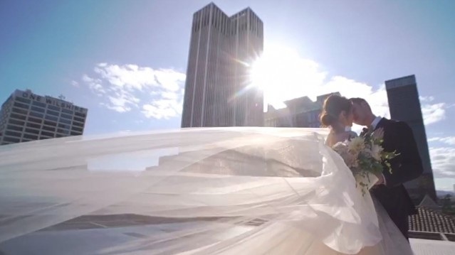 Chung Hân Đồng nghẹn ngào trong hôn lễ bí mật tại Mỹ - 18
Vợ chồng Chung Hân Đồng hé lộ một số hình ảnh cưới được chụp trước hôn lễ tại Mỹ.