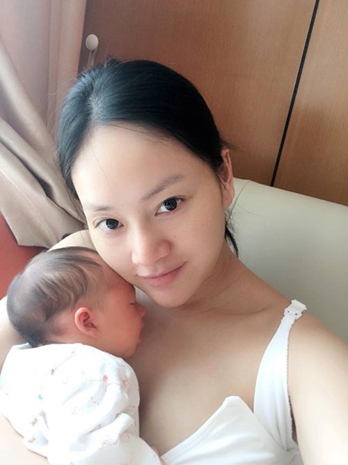 Linh Chi gọi Lâm Vinh Hải là chồng; Hoa hậu Lê Âu Ngân Anh khoe 3 vòng "bỏng mắt" - 9 Nữ diễn viên Lan Phương chia sẻ cảm xúc lần đầu làm mẹ cùng với niềm vui vì được chồng tây hết mực thương yêu, lo lắng: 8 ngày với cuộc sống thay đổi hoàn toàn, phải tập vượt qua những cơn đau vết mổ và bầu ngực căng tức, học tắm em bé, cách cho con bú, thay tã, dỗ con khóc... Có vài lúc mình mệt tưởng không chịu được, chỉ muốn khóc nhất là khi em bé bú đau như có vài cái kim tiêm chọc ra chọc vào bầu ngực mình không ngừng. Nhưng có anh bên cạnh chia sẻ tất cả mọi thứ, yêu thương, kiên nhẫn an ủi, động viên mình và nhất là khi thấy con như thiên thần nằm bên cạnh là mình lại mỉm cười hạnh phúc. Chỉ khi có con bạn mới có thể hiểu được cảm giác hạnh phúc và yêu gia đình nhỏ của mình như thế nào.
