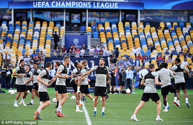 Real Madrid và Liverpool hừng hực khí thế trước trận chiến lịch sử - 15 Real Madrid và Liverpool hừng hực khí thế trước trận chiến lịch sử - 15
