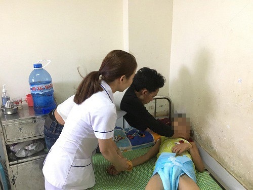 Thách đố uống 1 lít rượu, bé trai 11 tuổi nhập viện cấp cứu - 2