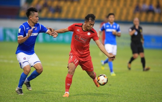 Đội bóng của Hữu Thắng tố trọng tài “cướp” bàn thắng - 1
CLB TP Hồ Chí Minh (áo đỏ) trắng tay trên sân Cẩm Phả