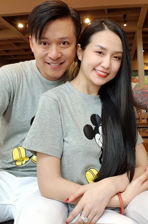 Linh Chi gọi Lâm Vinh Hải là chồng; Hoa hậu Lê Âu Ngân Anh khoe 3 vòng "bỏng mắt" - 13 Vợ chồng Tuấn Hưng khoe hạnh phúc khi diện đồ đôi, nam ca sĩ viết: Mặc kệ mọi thứ, dù mưa hay nắng, mai mốt có giàu hay nghèo thì vẫn cứ vui như 2 bé Mickey này.