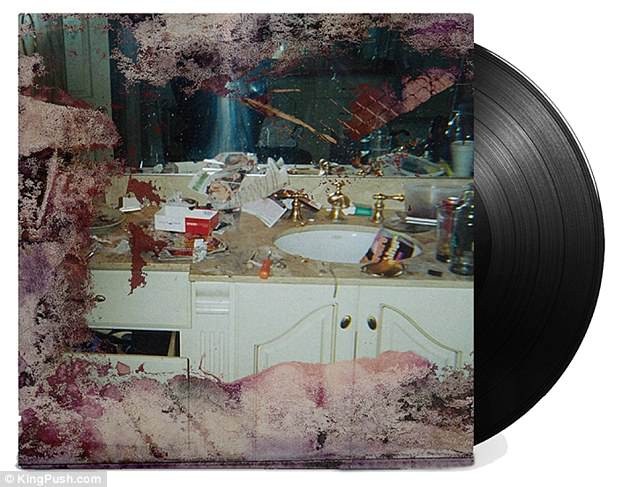 Bìa album “Daytona” là một bức ảnh chụp trong phòng tắm tại nhà riêng của diva Houston lúc sinh thời