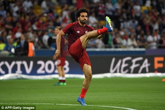 Real Madrid 3-1 Liverpool: Cú đúp của Gareth Bale - 41
Salah làm quen với mặt sân Olympiyskiy trước trận đấu
