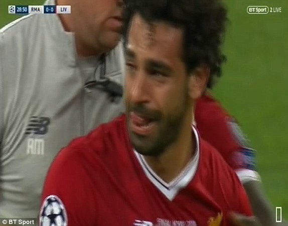 Real Madrid 3-1 Liverpool: Cú đúp của Gareth Bale - 25
Nỗi buồn của Salah