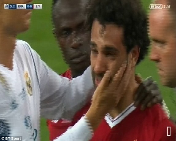 Real Madrid 3-1 Liverpool: Cú đúp của Gareth Bale - 24
Salah đã khóc khi không thể tiếp tục đá trận chung kết