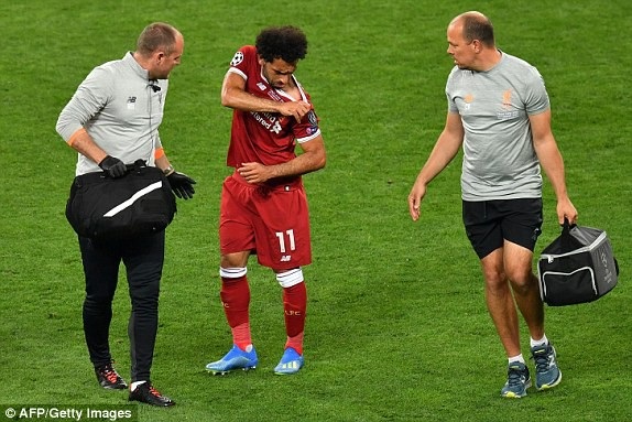 Real Madrid 3-1 Liverpool: Cú đúp của Gareth Bale - 22
Salah chấn thương và không thể tiếp tục thi đấu