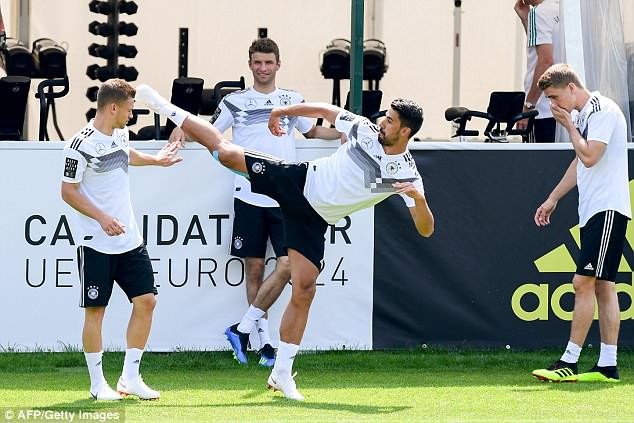Đội tuyển Đức sẵn sàng để bảo vệ chức vô địch World Cup - 5
Joshua Kimmich, Thomas Muller và Sami Khedira trong khoảnh khắc thư giãn hiếm hoi