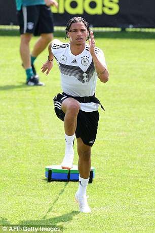 Đội tuyển Đức sẵn sàng để bảo vệ chức vô địch World Cup - 3
Leroy Sane đang bị chấn thương nhẹ và thực hiện bài tập riêng