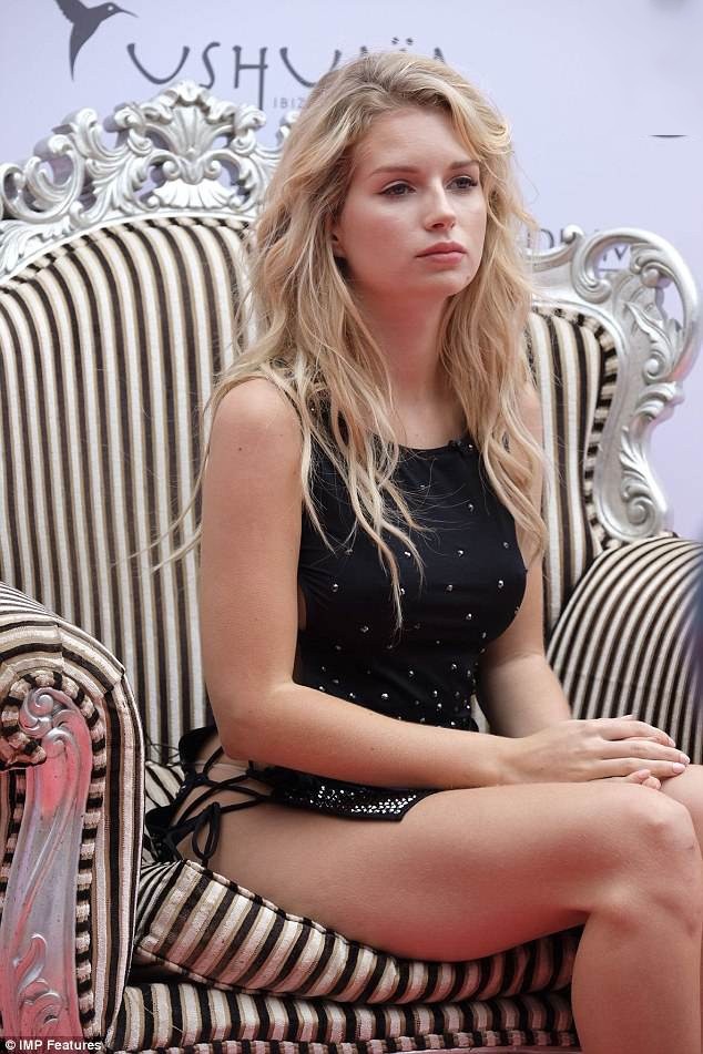 Lottie Moss sexy với váy xẻ bạo - 3
Lottie Moss phải che chắn khá vất vả khi ngồi xuống ghế để tránh bị lộ hàng