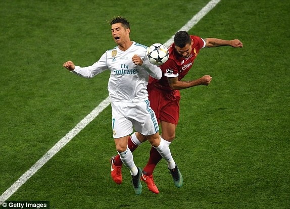 Real Madrid 3-1 Liverpool: Cú đúp của Gareth Bale - 32
C.Ronaldo chịu sự kèm cặp rất sát của hậu vệ Liverpool
