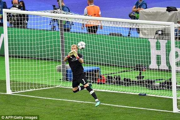 Real Madrid 3-1 Liverpool: Cú đúp của Gareth Bale - 2
... tuy nhiên thủ môn Karius lại để bóng tuột khỏi tay
