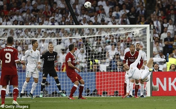 Real Madrid 3-1 Liverpool: Cú đúp của Gareth Bale - 10
Siêu phẩm ghi bàn của Bale đã tạo ra sự khác biệt cho Real Madrid