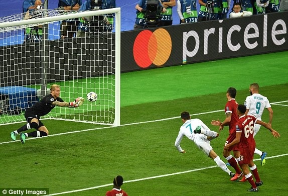 Real Madrid 3-1 Liverpool: Cú đúp của Gareth Bale - 18
Thủ thành Karius xuất sắc cản phá được cú đánh đầu của C.Ronaldo