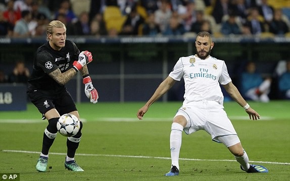 Real Madrid 3-1 Liverpool: Cú đúp của Gareth Bale - 16
Sai lầm của thủ môn Karius đã giúp Benzema lập công