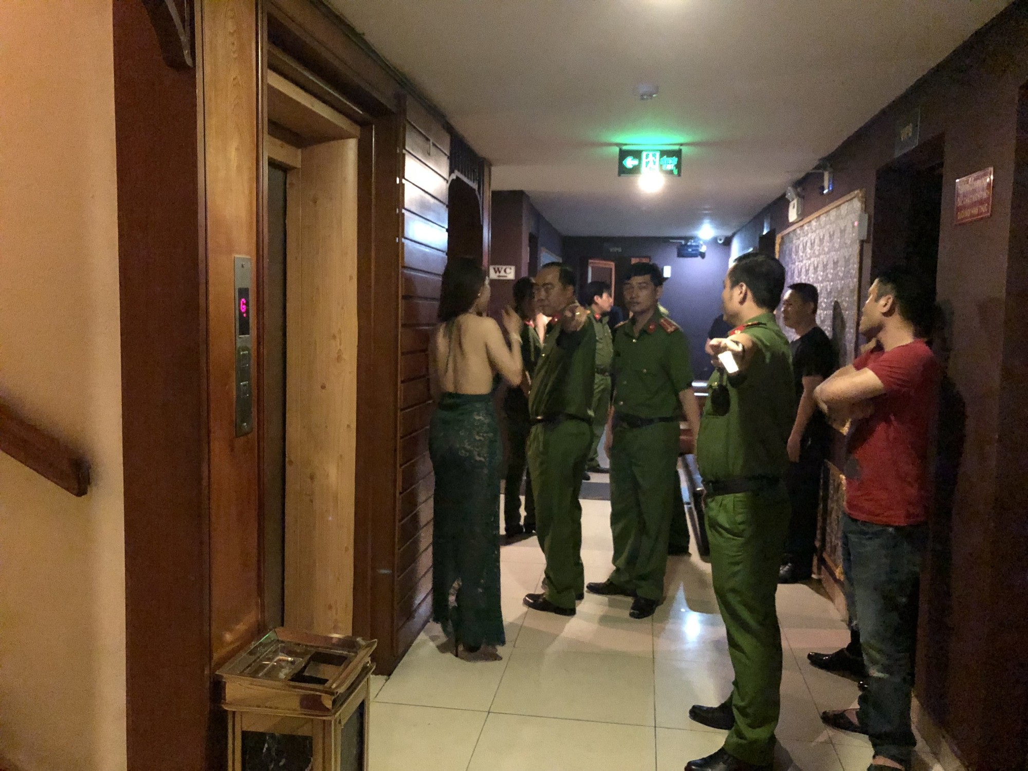 Một số nhà hàng thiết kế lối lên xuống rất hẹp, chỉ vừa cho 1 người lên xuống, đây cũng là chiêu đối phó khi công an vào kiểm tra