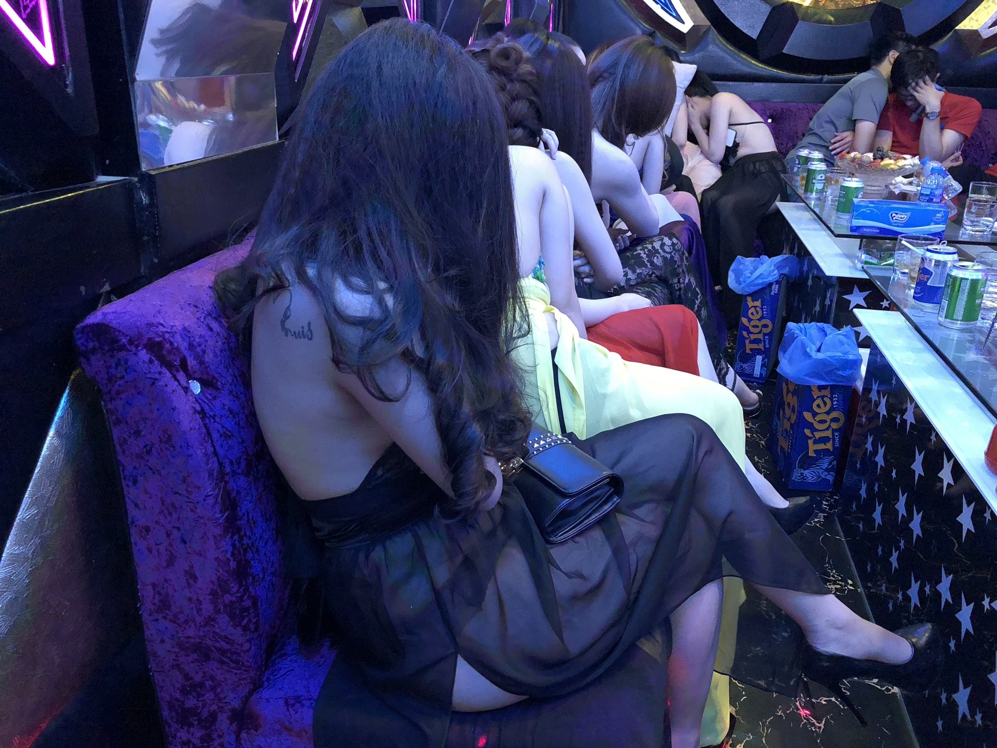 Bên ngoài là khách sạn nhưng ẩn đằng sau là quán karaoke chui kiêm bia ôm