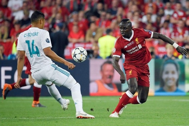 Real Madrid 3-1 Liverpool: Cú đúp của Gareth Bale - 29
Mane gặp nhiều khó khăn khi đối diện Casemiro ở khu vực giữa sân