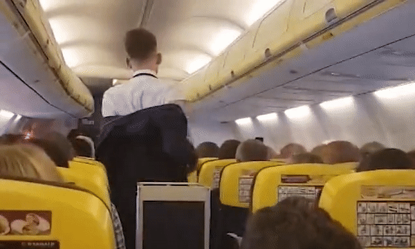Du khách phấn khích trước điệu nhảy sexy của nam tiếp viên hàng không - 1 Điệu nhảy sexy của nam tiếp viên khiến nhiều hành khách thích thú