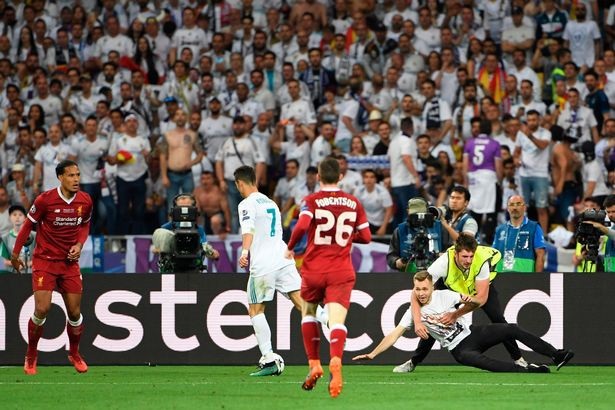 Kẻ lạ mặt lao vào sân đúng vào lúc C.Ronaldo chuẩn bị dứt điểm trong tư thế thuận lợi