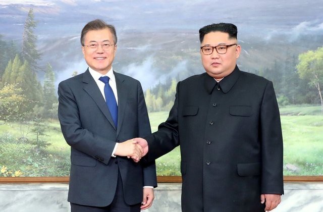 Ông Kim Jong-un lên tiếng sau khi ông Trump thay đổi chóng mặt kế hoạch thượng đỉnh - 1
Nhà lãnh đạo Triều Tiên Kim Jong-un (phải) và Tổng thống Hàn Quốc Moon Jae-in (Ảnh: Reuters)