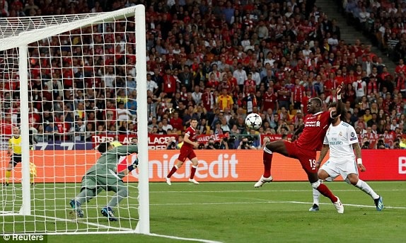 Real Madrid 3-1 Liverpool: Cú đúp của Gareth Bale - 13
Tình huống Mane đánh bại Navas gỡ hòa 1-1 cho Liverpool