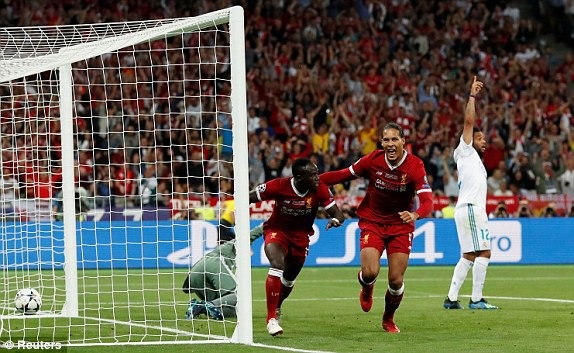 Real Madrid 3-1 Liverpool: Cú đúp của Gareth Bale - 12
Mane gỡ hòa cho Liverpool chỉ 4 phút sau khi Benzema lập công