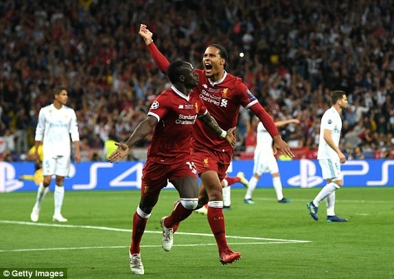 Real Madrid 3-1 Liverpool: Cú đúp của Gareth Bale - 11
Niềm vui của cầu thủ Liverpool sau bàn thắng gỡ hòa 1-1