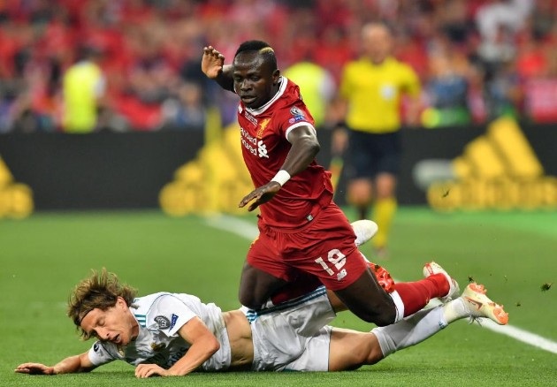 Real Madrid 3-1 Liverpool: Cú đúp của Gareth Bale - 30
Modric trong nỗ lực truy cản Mane