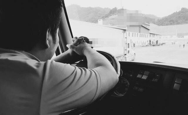 Chuyện tình bất ngờ của các tài xế xe tải phía sau vô lăng - 1 Tài xế Nguyễn Như Thuần (SN 1991, Hà Nam). Ảnh Thanh Hải