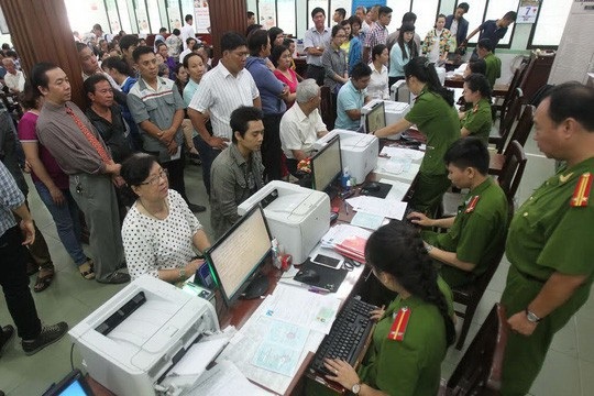 Công an TP HCM dừng cấp thẻ căn cước 3 ngày - 1 Người dân đăng ký làm thẻ căn cước tại PC64. Ảnh: Hoàng Triều