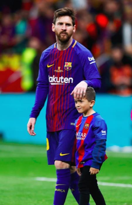 Chàng cầu thủ siêu sao Lionel Messi từng khiến nhiều người thích thú khi mang cậu con trai Thiago đến với sân cỏ trong trận đấu giữa Barcelona và Sevilla
