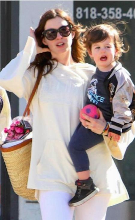 Nhân ngày 1/6, cùng ngắm dàn “thiếu nhi” đáng yêu của các sao thế giới - 12 “Miêu nữ” Anne Hathaway thường xuyên bồng bế con trai Jonathan Shulman đi chợ mua sắm
