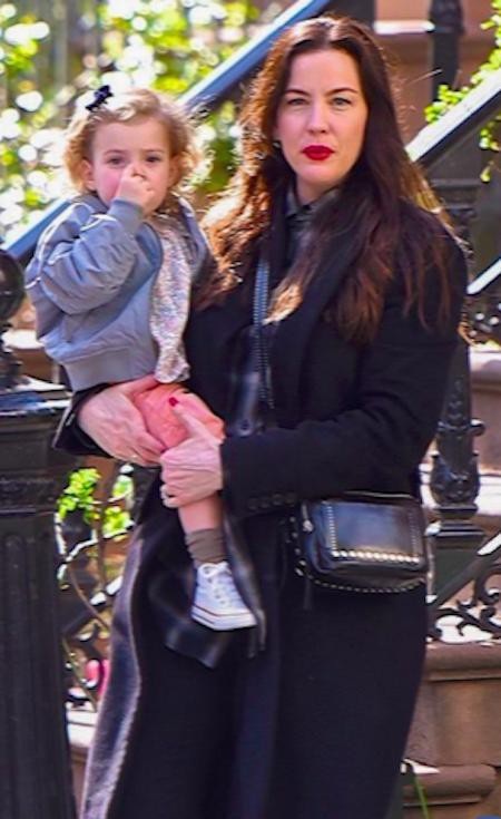 Nhân ngày 1/6, cùng ngắm dàn “thiếu nhi” đáng yêu của các sao thế giới - 6 Bà mẹ Liv Tyler và tiểu công chúa Lula đều sở hữu một sức hút khó cưỡng