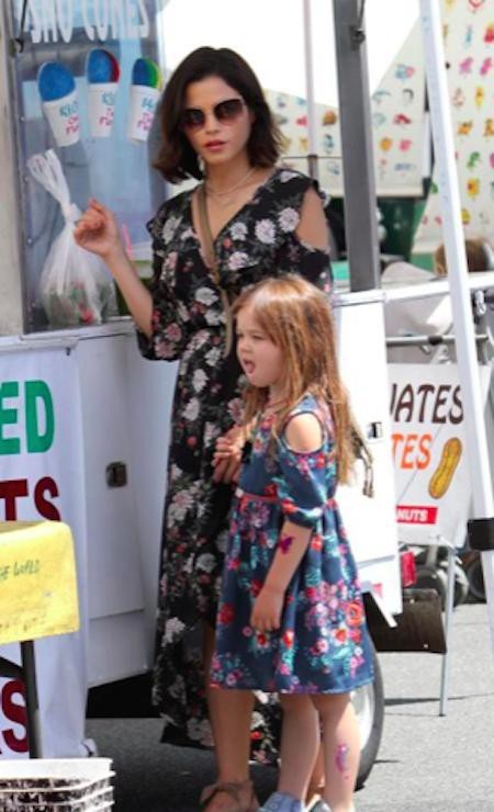 Cùng diện váy hoa đi chợ nhưng cả hai mẹ con Jenna Dewan quả thực đều đẹp “mười phân vẹn mười”
