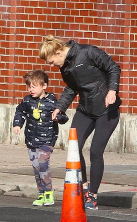 Nữ diễn viên Claire Danes ân cần dắt con trai Cyrus Dancy qua đường