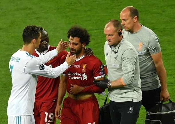 Salah, Carvajal bỏ dở chung kết Champions League: Đau đến tột cùng - 1
Salah (giữa) khóc khi buộc phải rời sân