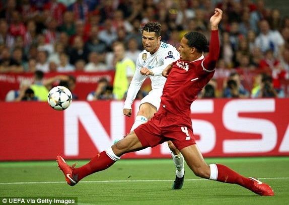 Real Madrid 3-1 Liverpool: Cú đúp của Gareth Bale - 17
C.Ronaldo chơi đầy năng nổ nhưng chưa mang lại hiệu quả