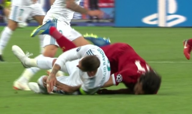 Real Madrid 3-1 Liverpool: Cú đúp của Gareth Bale - 27
Tình huống va chạm mạnh của Salah với Sergio Ramos