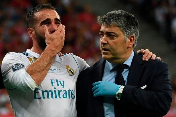 Salah, Carvajal bỏ dở chung kết Champions League: Đau đến tột cùng - 2
Carvajal (trái) cũng nức nở sau khi phải rời sân sớm