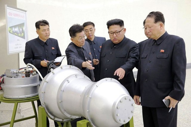 Triều Tiên đang hướng tới hình mẫu quốc gia nào? - 1 Nhà lãnh đạo Triều Tiên Kim Jong-un thị sát vật thể được cho là đầu đạn tên lửa (Ảnh: Reuters)
