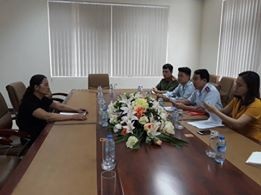 Phạt 2 triệu đồng chủ quán thu tiền ghế ngồi 500.000 đồng của du khách - 1 Chủ quán thu thêm 500.000 đồng tiền ghế ngồi của du khách làm việc với cơ quan chức năng (ảnh CTV)