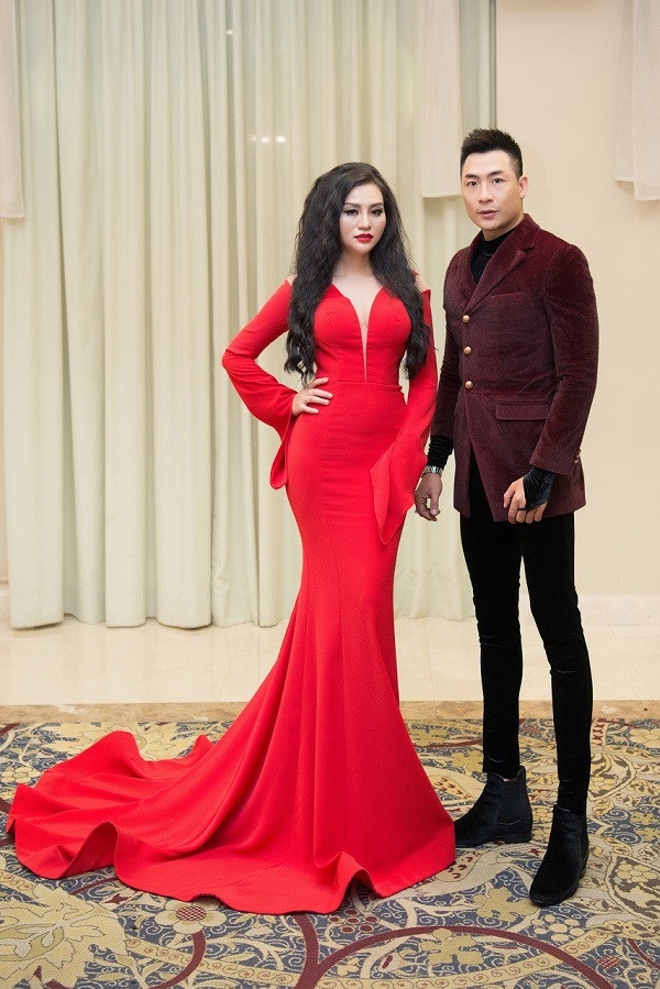 Nữ Hoàng Trần Huyền Nhung quyến rũ với trang phục của NTK Tuấn Hải. - Ảnh 9. Nữ Hoàng Trần Huyền Nhung quyến rũ với trang phục của NTK Tuấn Hải. - Ảnh 9.