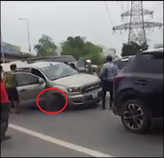 Gãy trục bánh trước sau va chạm, xe Ford Ranger vẫn... bỏ chạy - 3
Nhiều người dân sau cuộc truy đuổi hàng chục kilomet đã chặn đầu dừng được chiếc xe bán tải lại.
