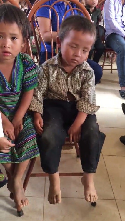 Clip “giấc ngủ chập chờn của em bé vùng cao” khiến dân mạng cảm động - 1 Em bé ngủ gật vì dậy từ sáng sớm để đi nhận quà từ đoàn từ thiện