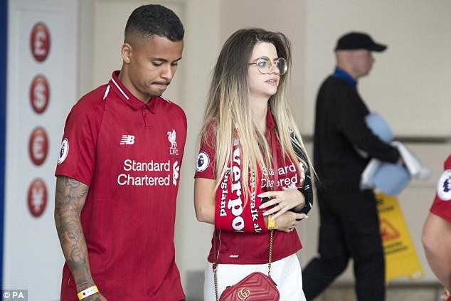 Liverpool mang nỗi buồn nặng trĩu trở lại Anh - 5
Cổ động viên Liverpool cũng rục rịch trở về. Gương mặt buồn bã, thất bại là điều dễ thấy đối với các Liverpudlian