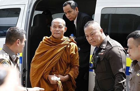 Cảnh sát Thái Lan đột kích nhiều chùa, bắt hàng loạt sư tham ô - 1
Buddha Isara - sư trụ trì chùa Wat Onoi bị cảnh sát bắt giữ